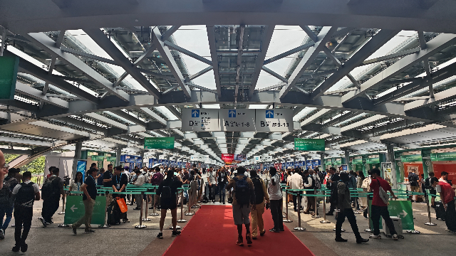 张雪机车首次驶进广交会：“冠军”名片带动全产业链出海｜直击广交会(2)
