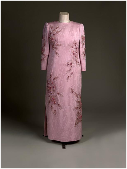 日本穿樱花、中国绣牡丹，王室新展揭秘英国女王礼服外交(6)