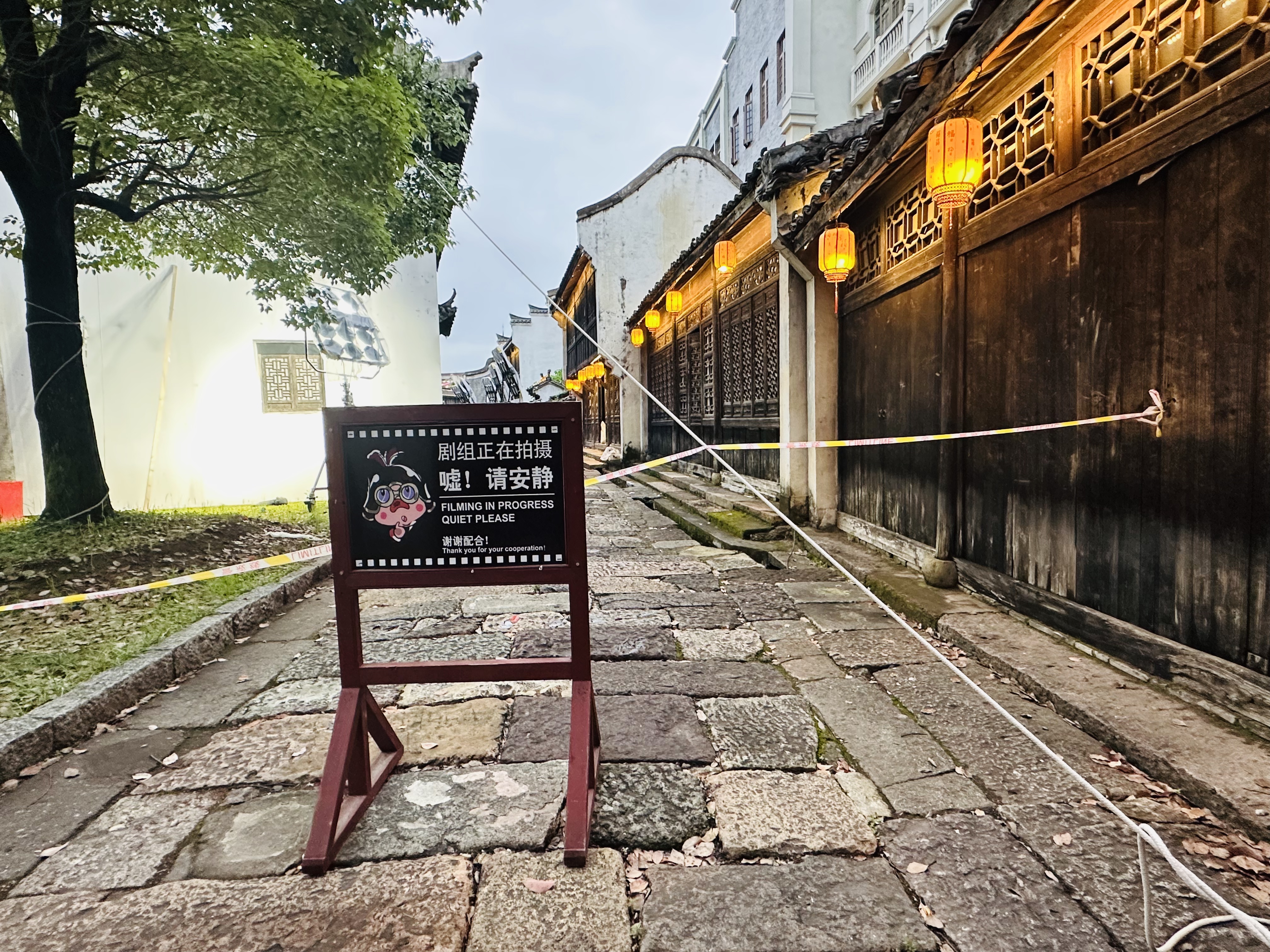 AI大潮中的横店:演员刚走红就无戏可拍