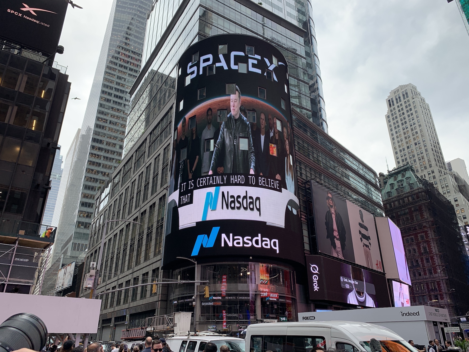 盘后继续冲！SpaceX市值破2.1万亿美元，马斯克身家达巴菲特7倍