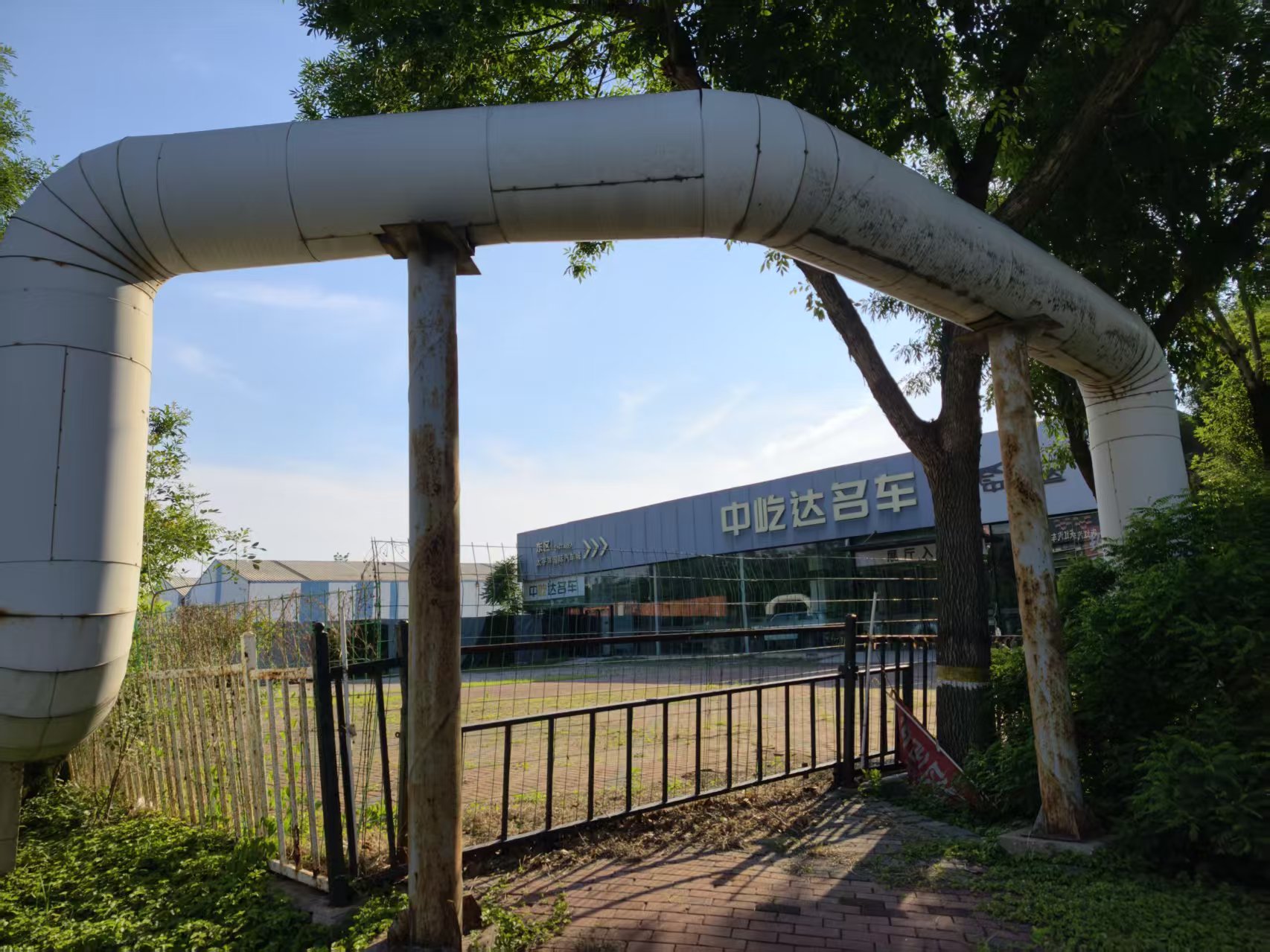 从矿老板提着百万现金买车到无人问津，天津港进口豪华车崩盘(1)