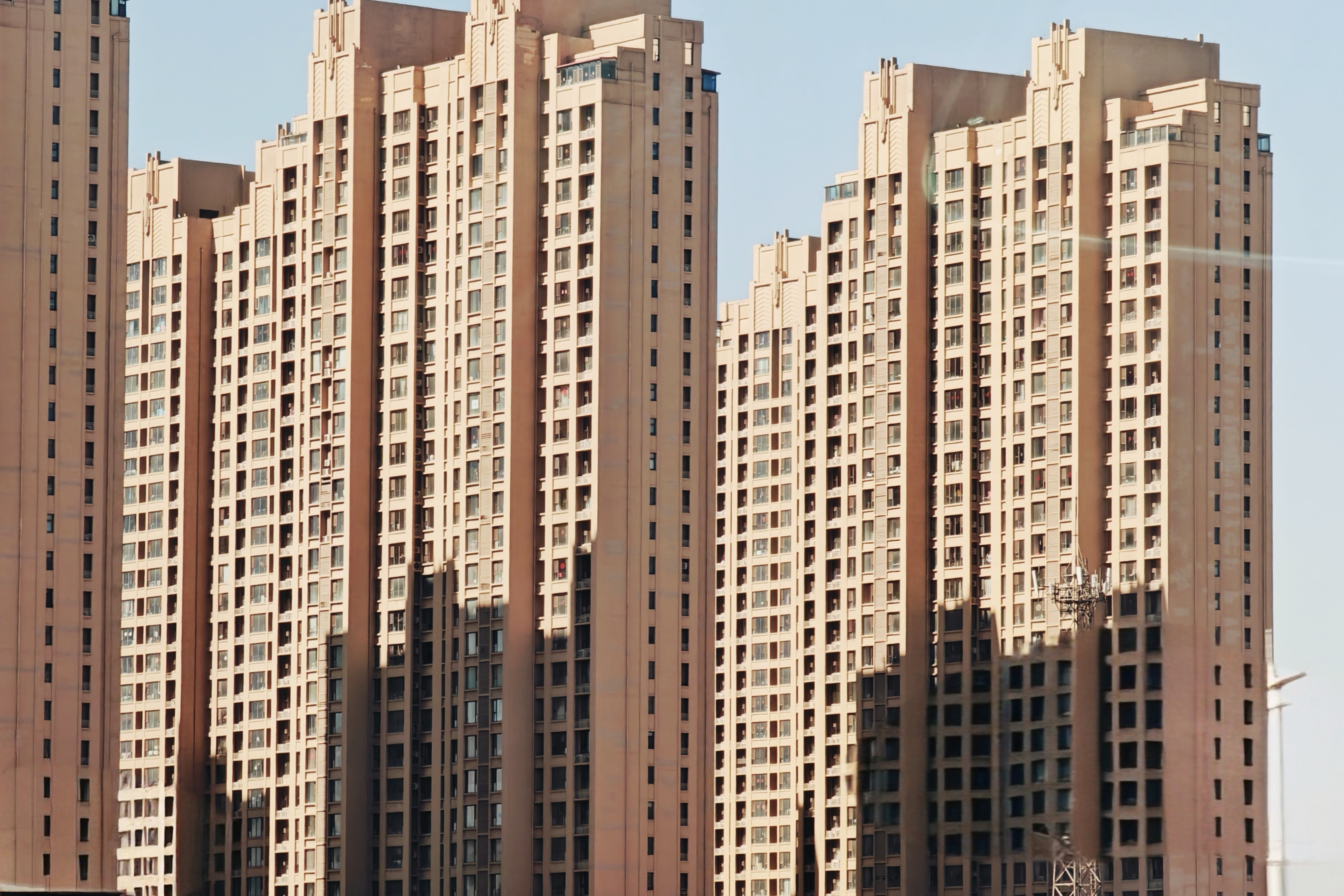 多城“地王”重现江湖,上半年土地市场K型分化(1) 多城“地王”重现江湖,上半年土地市场K型分化(1)