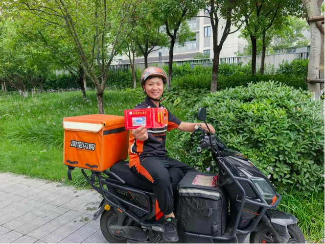 法国设计金奖颁给一套中国外卖制服:背后致敬的劳动价值,和百万骑士的新职业之路(4) 法国设计金奖颁给一套中国外卖制服:背后致敬的劳动价值,和百万骑士的新职业之路(4)