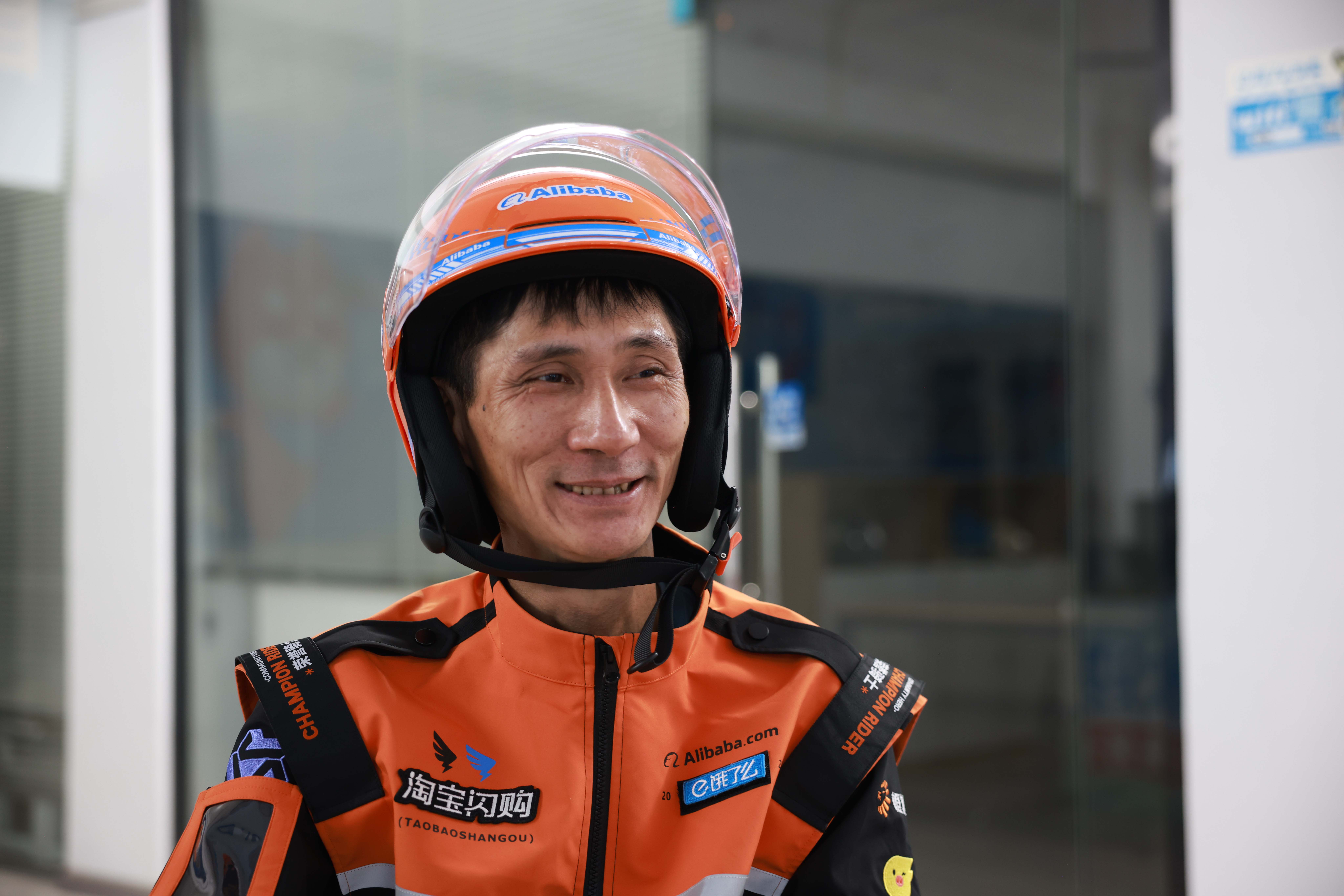法国设计金奖颁给一套中国外卖制服:背后致敬的劳动价值,和百万骑士的新职业之路(5) 法国设计金奖颁给一套中国外卖制服:背后致敬的劳动价值,和百万骑士的新职业之路(5)