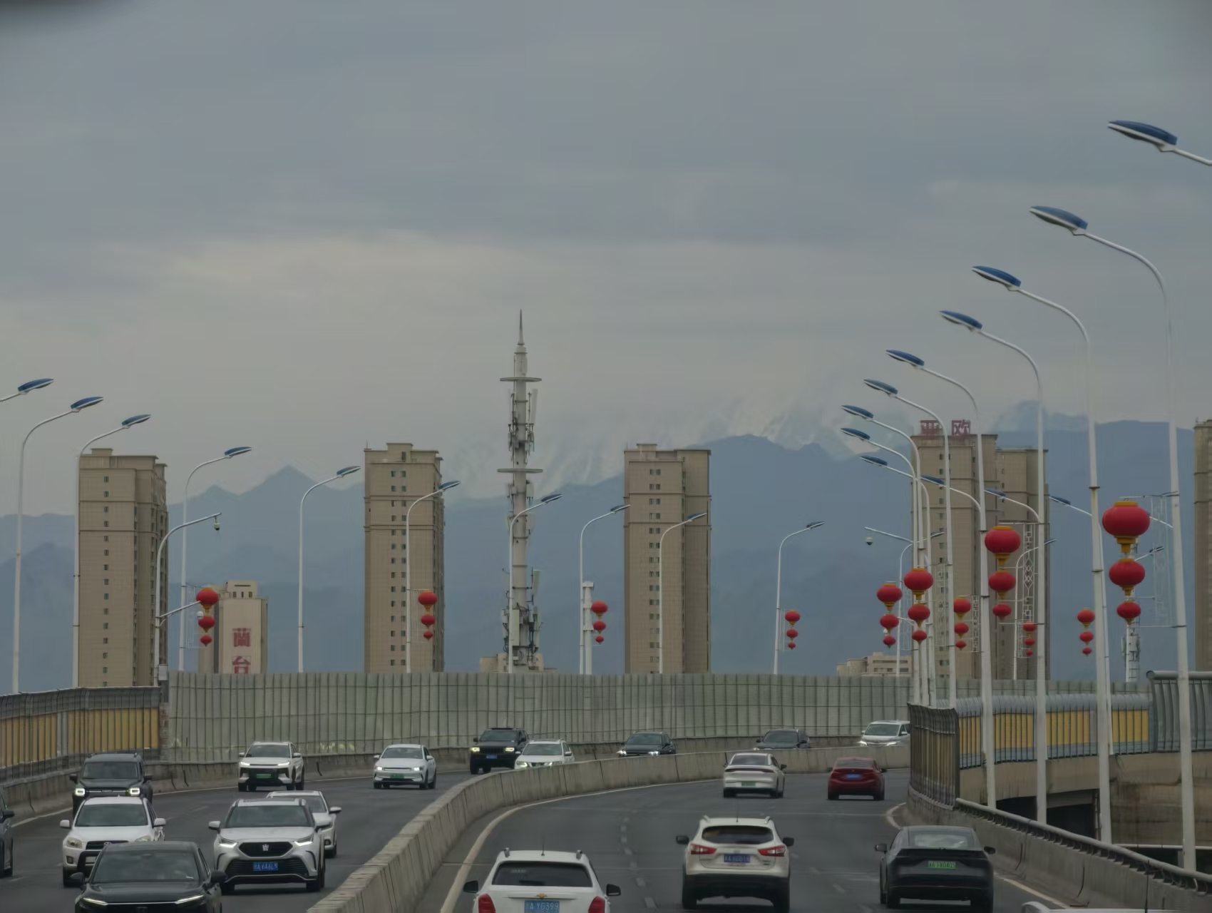 从大巴扎到独库公路:绿牌车正在改写新疆出行版图|中国汽车地理(1) 从大巴扎到独库公路:绿牌车正在改写新疆出行版图|中国汽车地理(1)