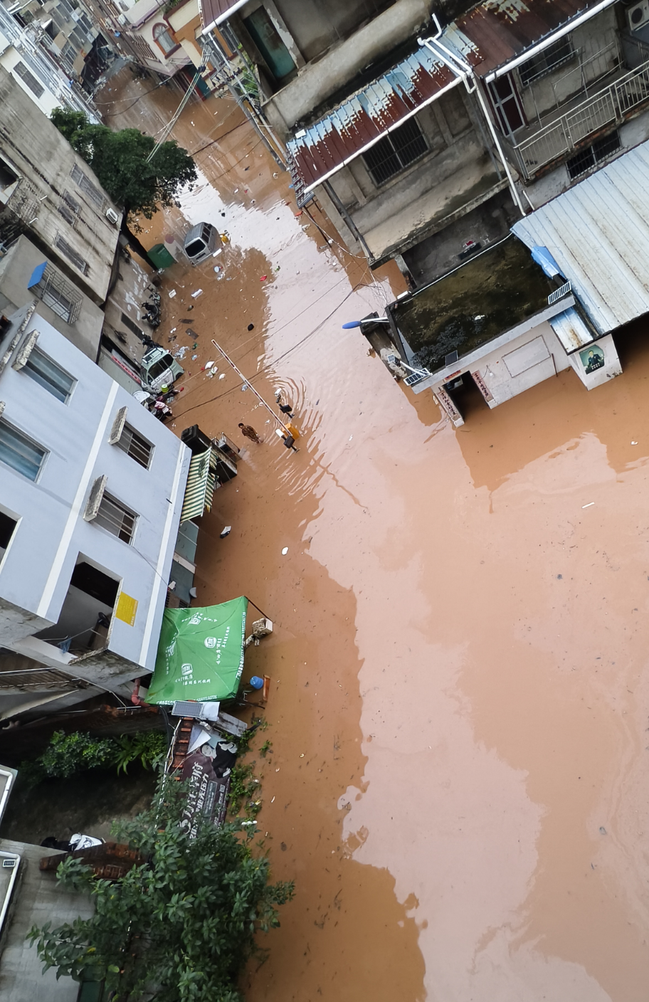 洪峰预计超警戒水位7.5米，广西一县转移16226人(2)